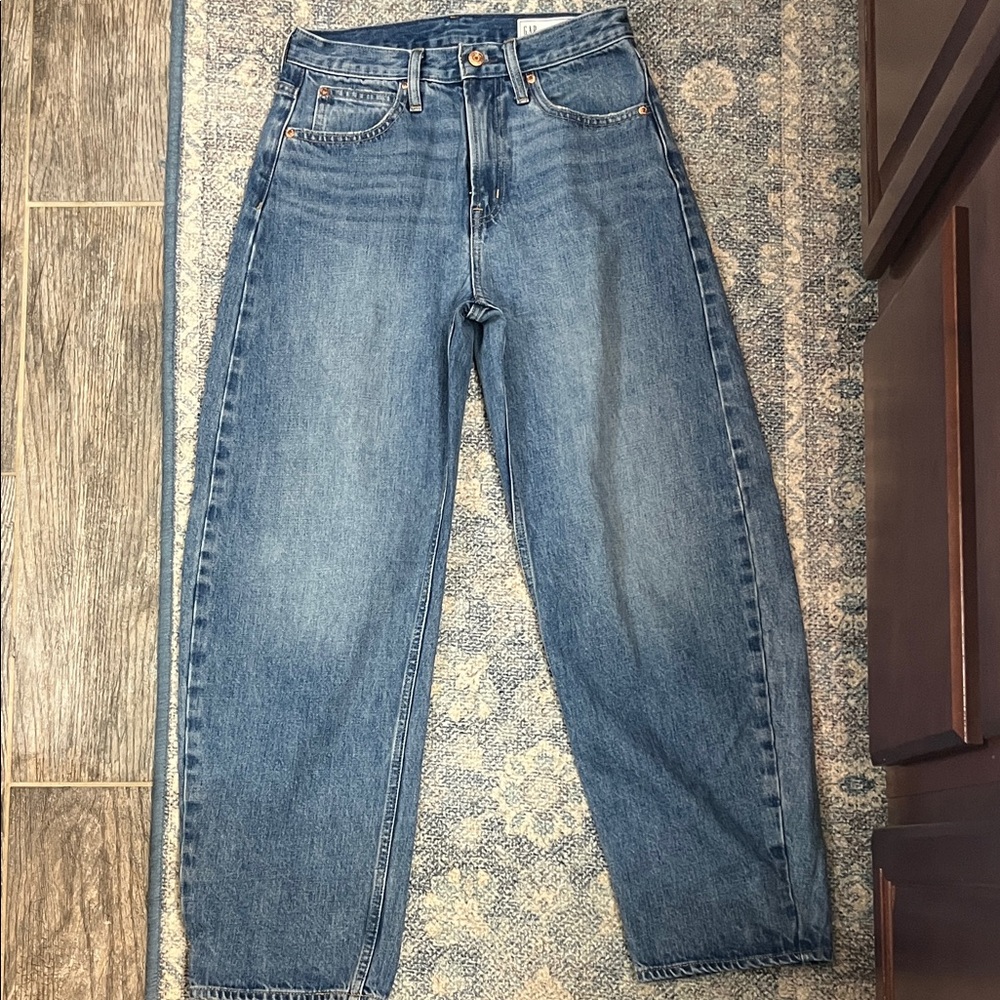 GAP Women’s High Rise Barrel Jean, medium wash, size:26/2 reg, EUC